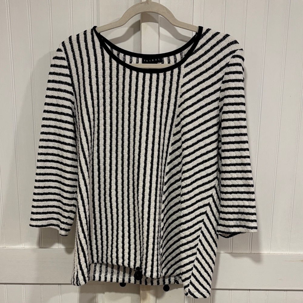 Tribal Striped Black & White, 3/4 sleeve top size L w/hem tie